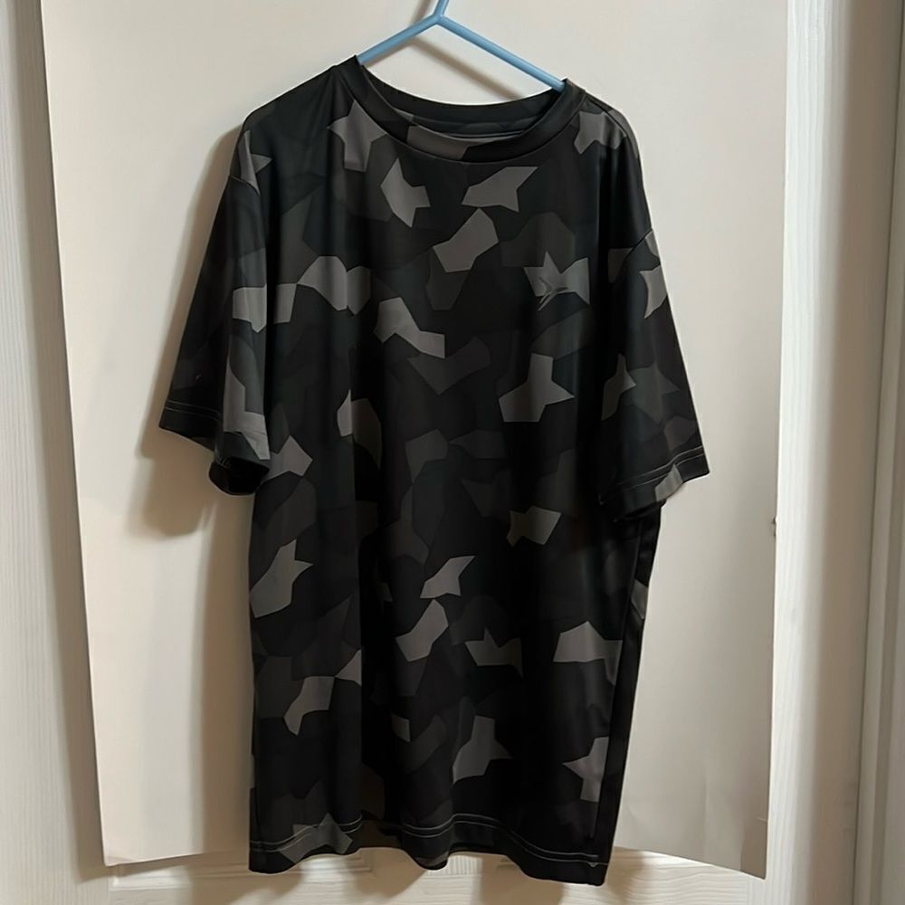 Old Navy youth boys camouflage shirt size 10/12.